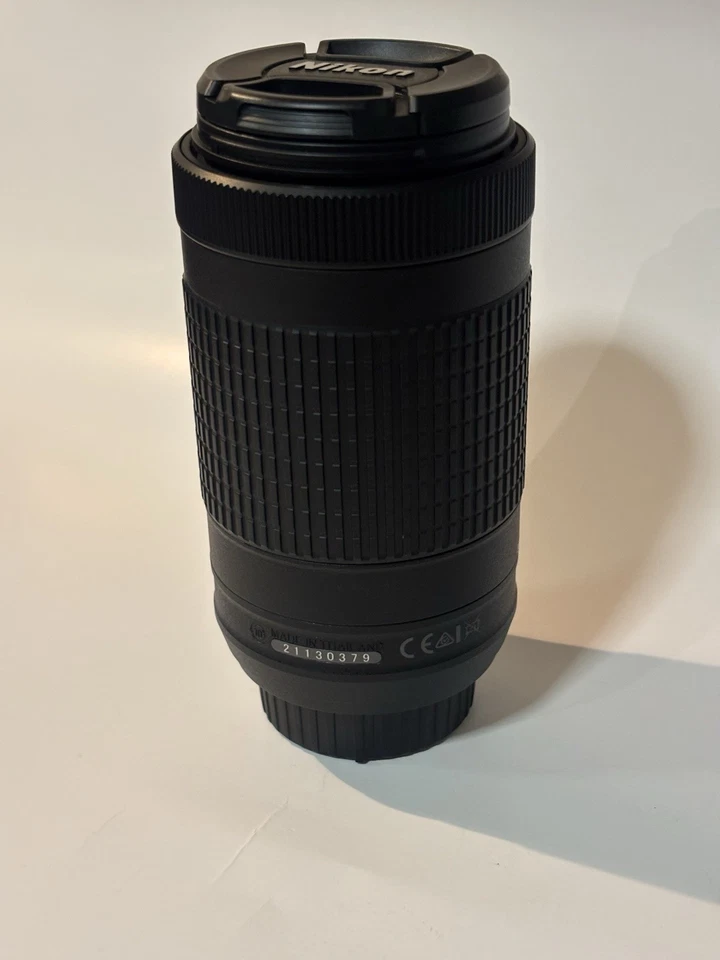 Nikon Nikkor AF-P 70-300 mm f/4,5-6,3G ED DX con tapas de lentes Foto 4 de 4