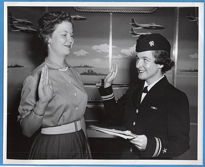 1955 US Navy WAVE Lt. Sullivan Swears in Lael Hawk 8x10 Original News Photo