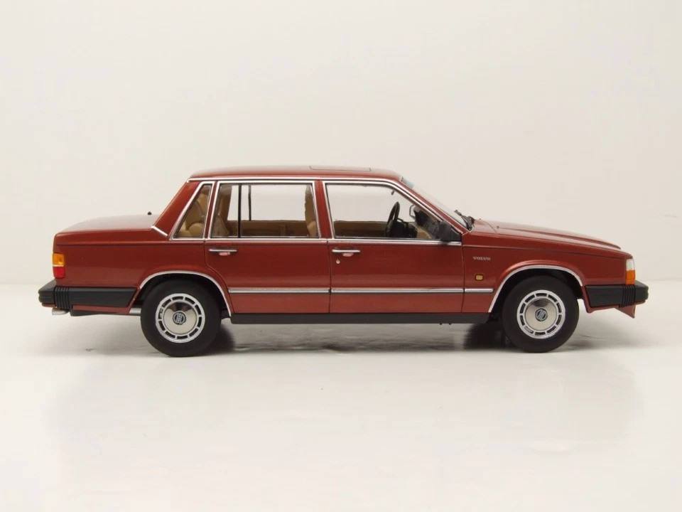 Volvo 760 1985 Rosso Scuro Modellino Auto 1:18 Triple9 - Immagine 4 di 4