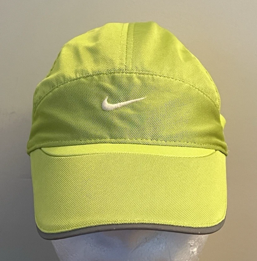 Gorra de tenis ajustable de malla verde neón Nike de 7 paneles Foto 2 de 4