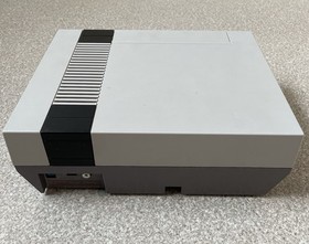 Nintendo NES Konsole mit Controllern und Super Mario Bros 2