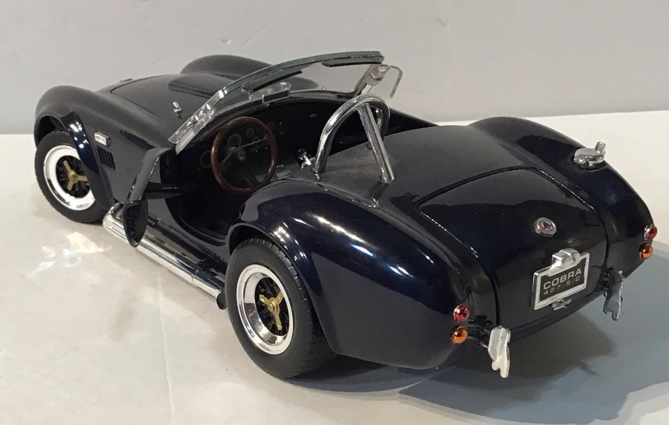 Литая модель Shelby Cobra 427 S/C 1964 г. — масштаб 1:18 — темно-синяя/черная дорожная жесткая - Изображение 4 из 4