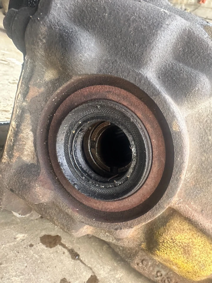 03-06 Mitsubishi Outlander OEM REAR CARRIER DIFFERENTIAL - Image 3 of 4