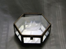 Hermosa caja hexagonal vintage de vidrio cisne grabado y latón j977