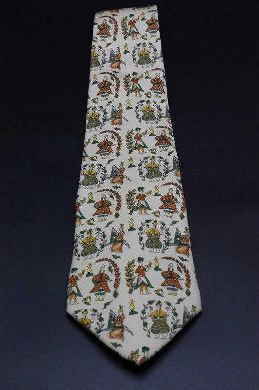 Corbata de seda SALVATORE FERRAGAMO. Marrón claro con diseño medieval verde amarillo. Foto 2 de 4