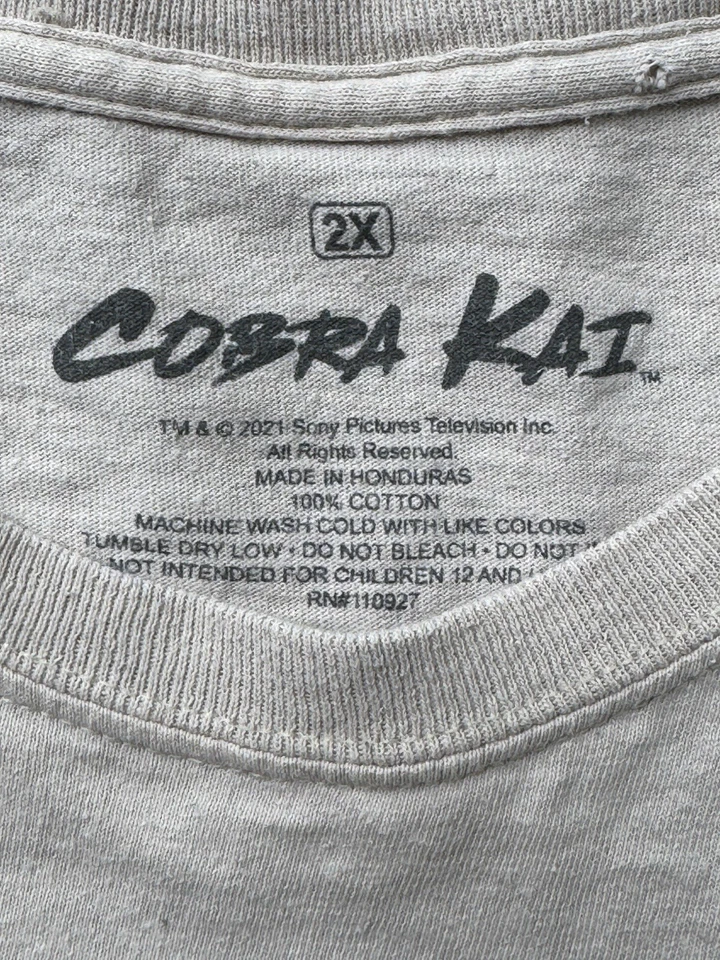 Camisa Cobra Kai Talla 2X Oficial Karate Niño Golpe Primero Rápido Sin Misericordia Beige Foto 3 de 4