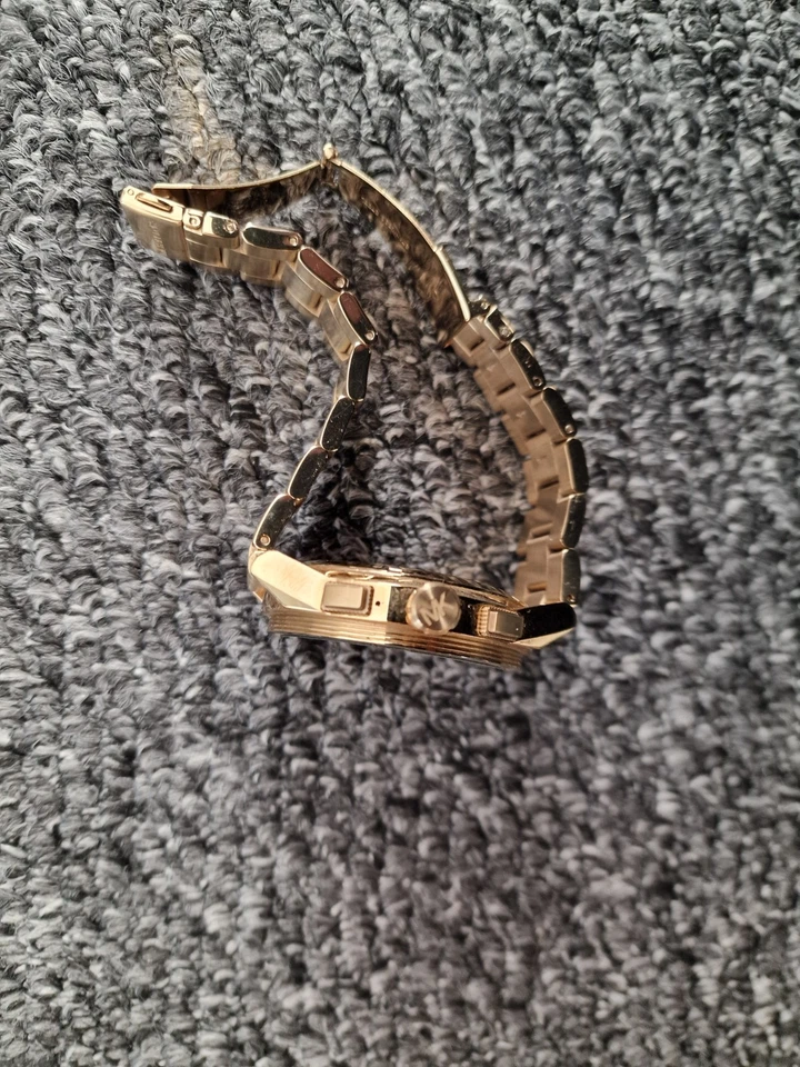 Reloj Inteligente Michael Kors Modelo Dorado DW4C Foto 3 de 4