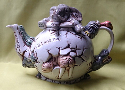 Harmony Kingdom 'Crackin' Brew' Teekanne - Peter Calvesburt / Paul Cardew 1081/3.850