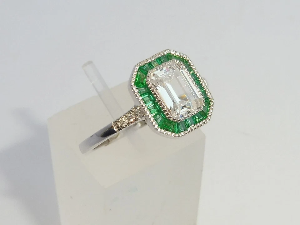 Anello da donna stile Halo in argento sterling 925 con smeraldo bianco - Immagine 2 di 4