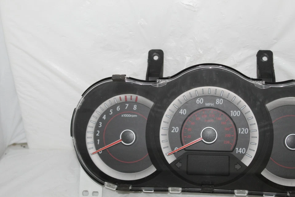 Cuadro de instrumentos velocímetro indicadores del panel de instrumentos Kia Forte 2010 81.892 millas Foto 2 de 4