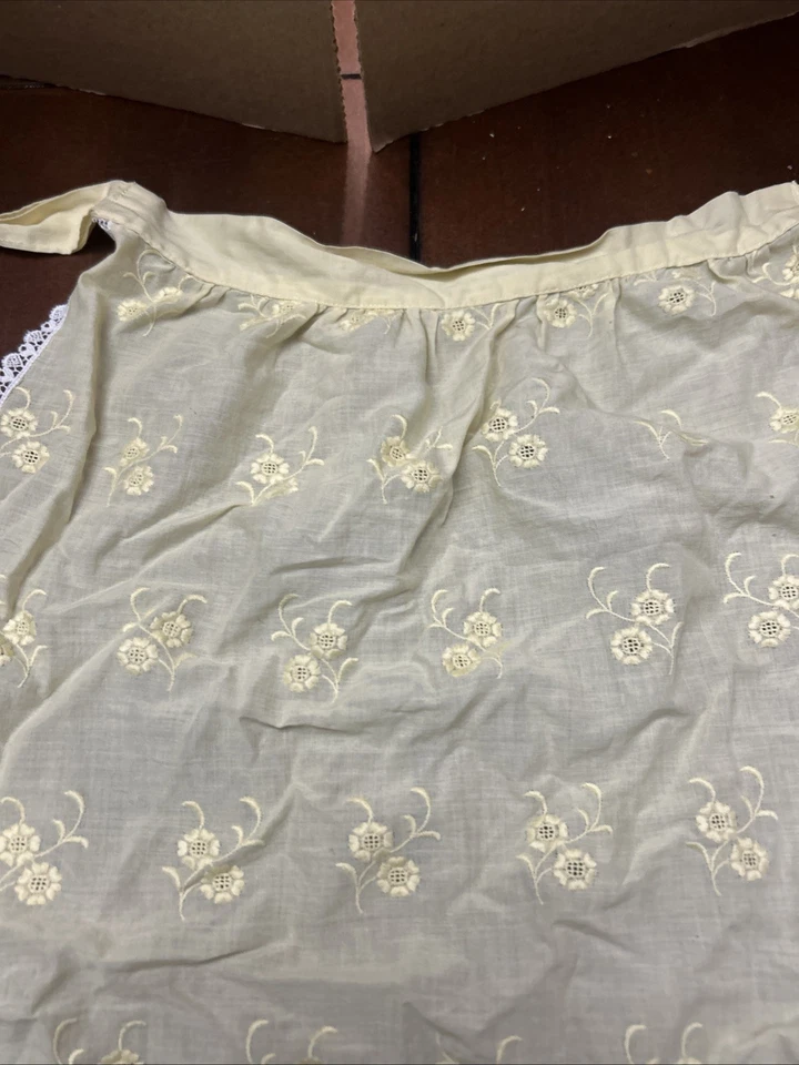 Delantal floral y encaje amarillo vintage de los años 50 hecho en Suiza Marshall Field & Co Foto 3 de 4