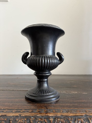 Pair of 20th Century Black Basalt Neoclassical Pottery Wedgwood Urn Vases 18.5cm - Picture 2 of 14