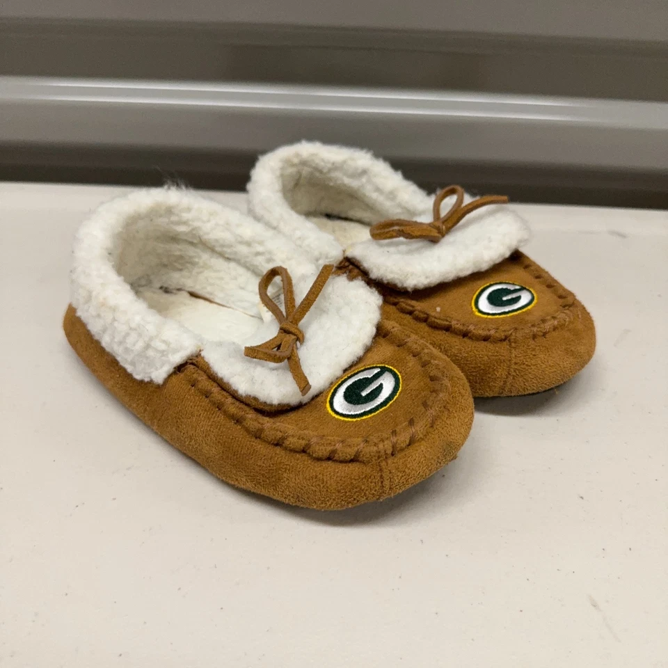 Zapatillas Mocasín Green Bay Packers Juveniles Medianas Marrón Sherpa Linned Bordadas Foto 2 de 4