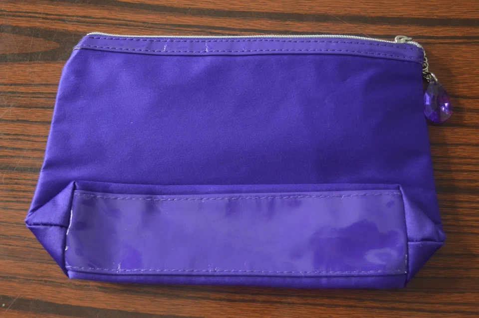 Bolsa de viaje de maquillaje cosmético púrpura Lancôme Paris con cremallera y tirador de cristal Foto 3 de 4