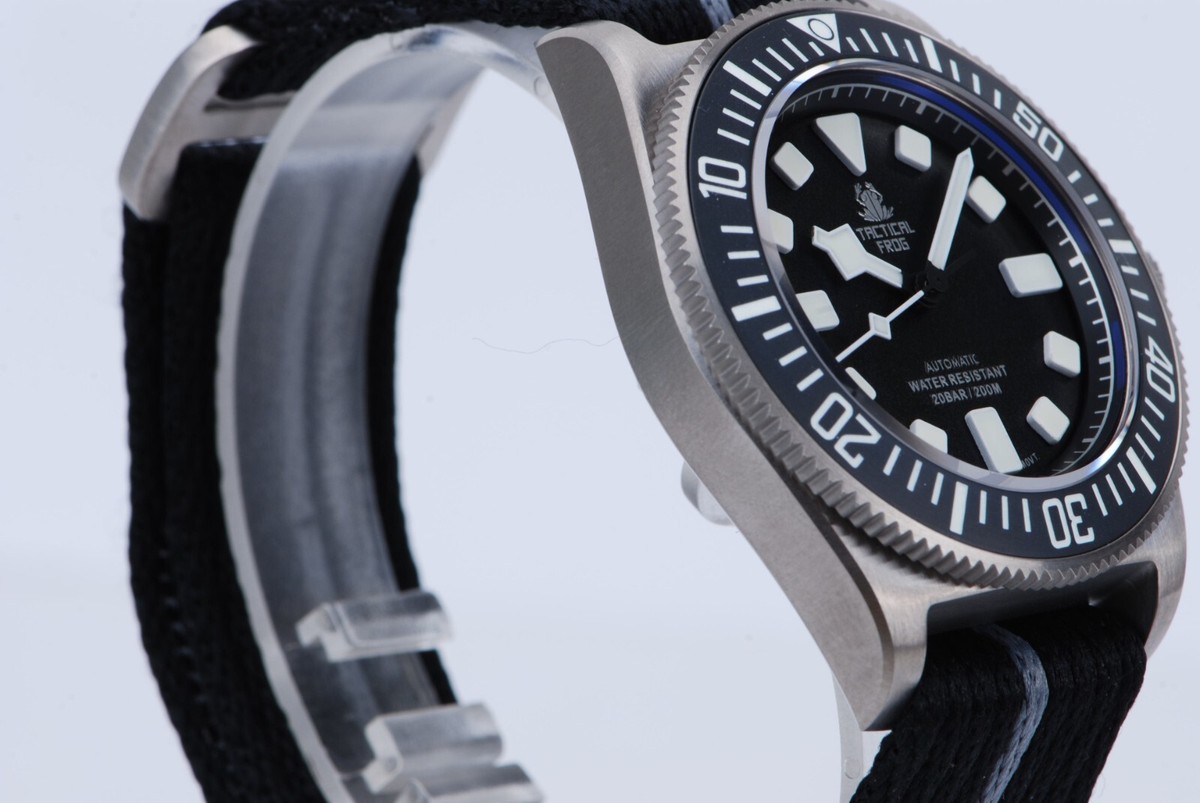 Gucci Dive / orologio uomo / quadrante nero con ape / cassa acciaio