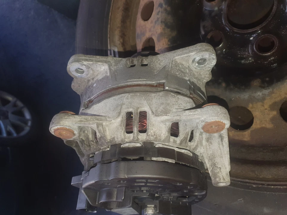  Vw Sharan 2.0 Tdi  2008 Alternator Bosch 0986048530 - Image 3 of 4