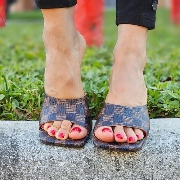 Sandalias de punta cuadrada para mujer color a cuadros Foto 4 de 4