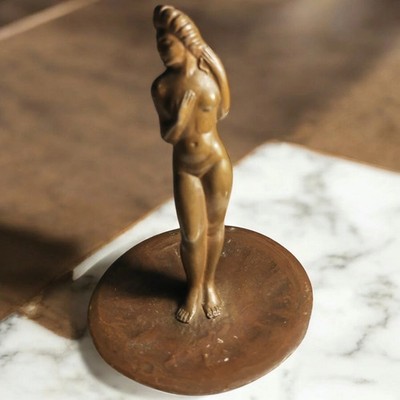 VENUS bescheiden - Bronzeskulptur mit brauner Patina mit einer jungen Frau