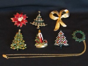 COSTUME JEWELRY CHRISTMAS BROOCHES TREES CANDLE POINSETTIA BOW + WREATH NECKLACE