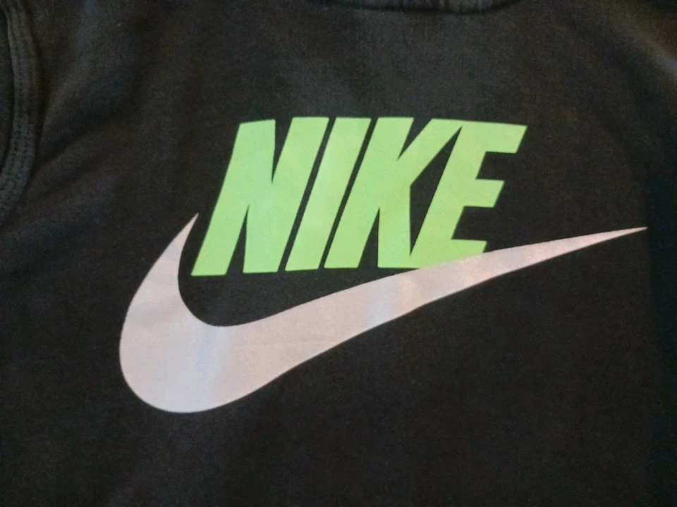Sudadera con capucha Nike juvenil talla M negra con Nike verde y cuadros plateados Foto 2 de 4