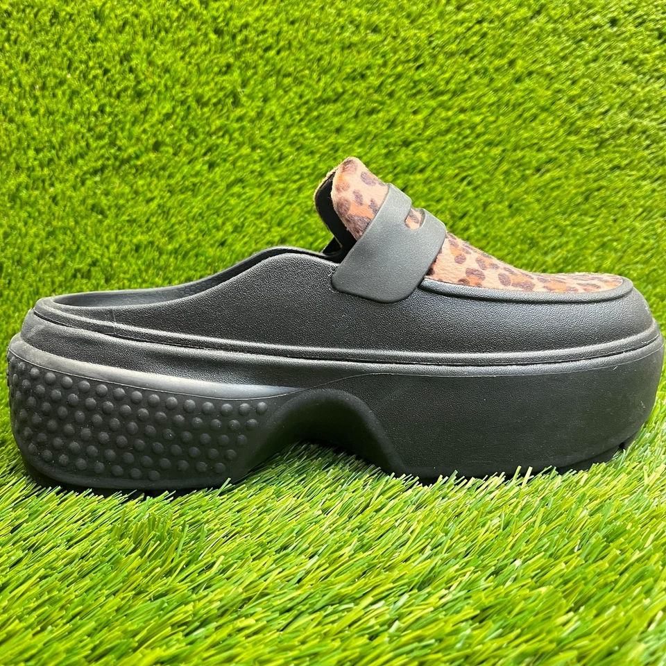 Sandalias mocasines Crocs Stomp de leopardo para mujer talla 9 negras informales con plataforma para caminar Foto 4 de 4