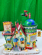 LEMAX VILLAGE COLLECTION NORTH POLE TRAVELER  LIGHTED BUILDING ITEM #7556