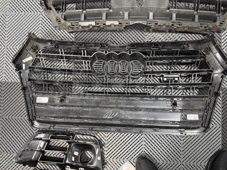 Audi SQ5 2018/19/20 OEM parrilla delantera/refuerzo/luz antiniebla borde negro Foto 2 de 4