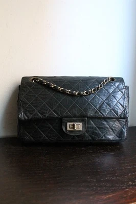 Chanel sac à main modèle 2.55 vintage à double rabat en cuir noir - Photo 1/4