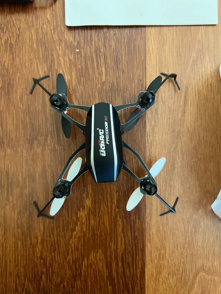 Udi R/C  Freedom 3D U32 Quadcopter Mini Drone  - Image 2 of 4