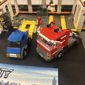 LEGO #7642 Garage &ndash; Complete w Instructions & Minifigs 2009 Retired & Rare!