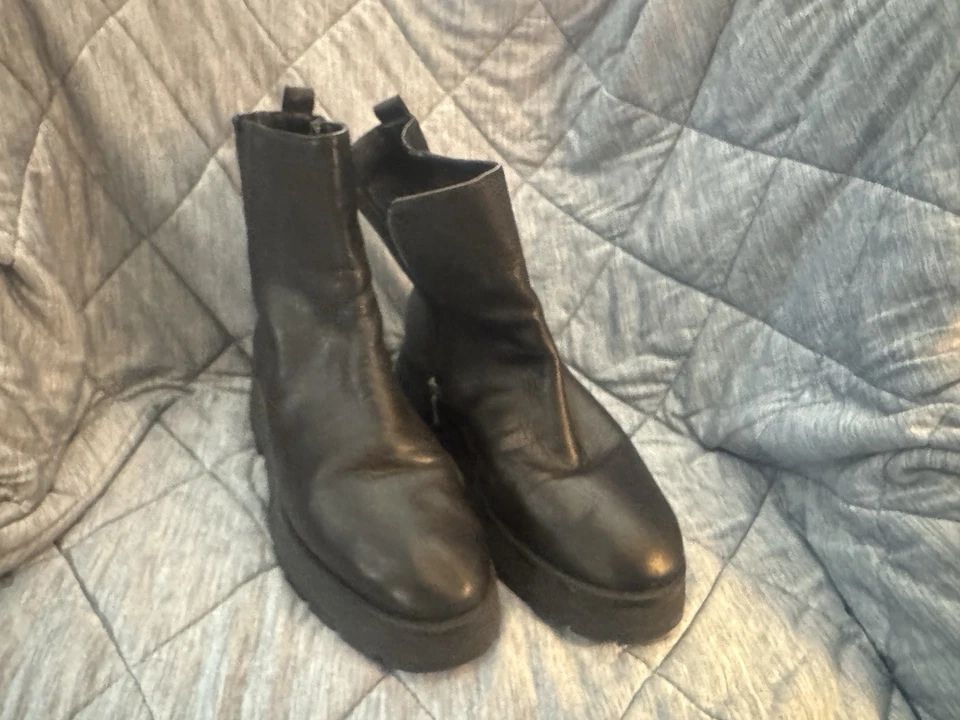 Vince Camuto Women’s Size 9 1/2 Black Leather Zip Up Ankle Boots Made In Italy Foto 2 de 4