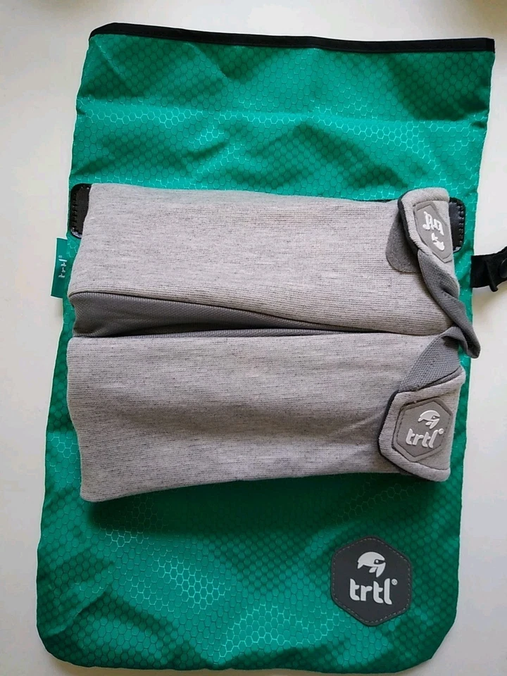 Almohada de viaje trtl Pillow Plus - Almohada de cuello ajustable para viajes - Carbón Foto 4 de 4