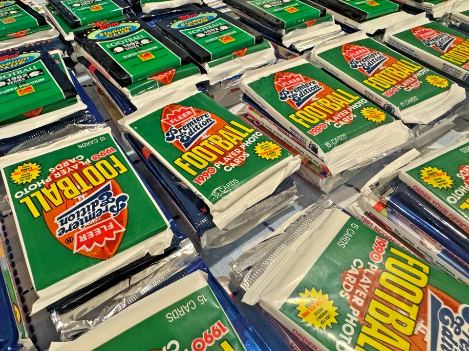 Enorme lote de 100+ tarjetas de fútbol americano antiguas de la NFL en (8) paquetes de cera sellados de fábrica Foto 2 de 4