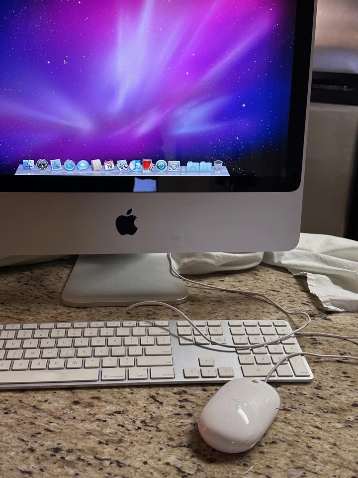 Apple iMac 21.5" 2010 Intel Core 2 Duo 2.GHz 1GB RAM w/Mouse and Keyboard - Image 4 of 4