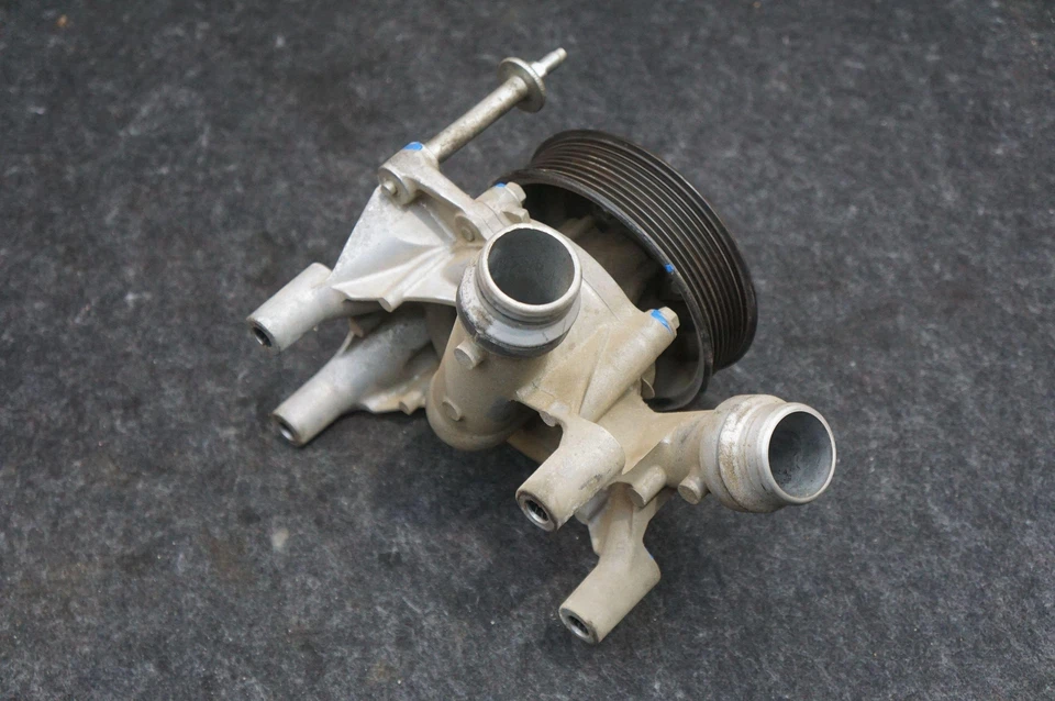 Soporte de polea del ventilador de refrigeración del motor OEM CC3Z8553C Ford F350 Super Duty 2015-19 Foto 3 de 4