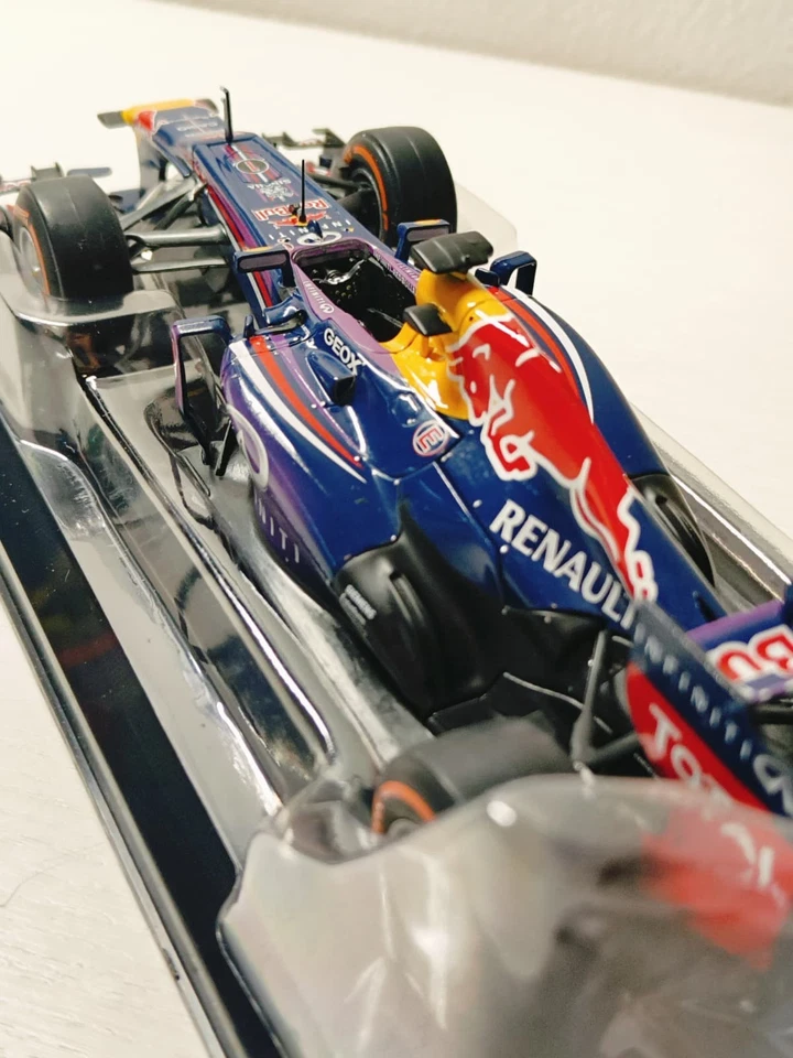 1:24 Red Bull RB9 - Sebastian Vettel - Immagine 2 di 4