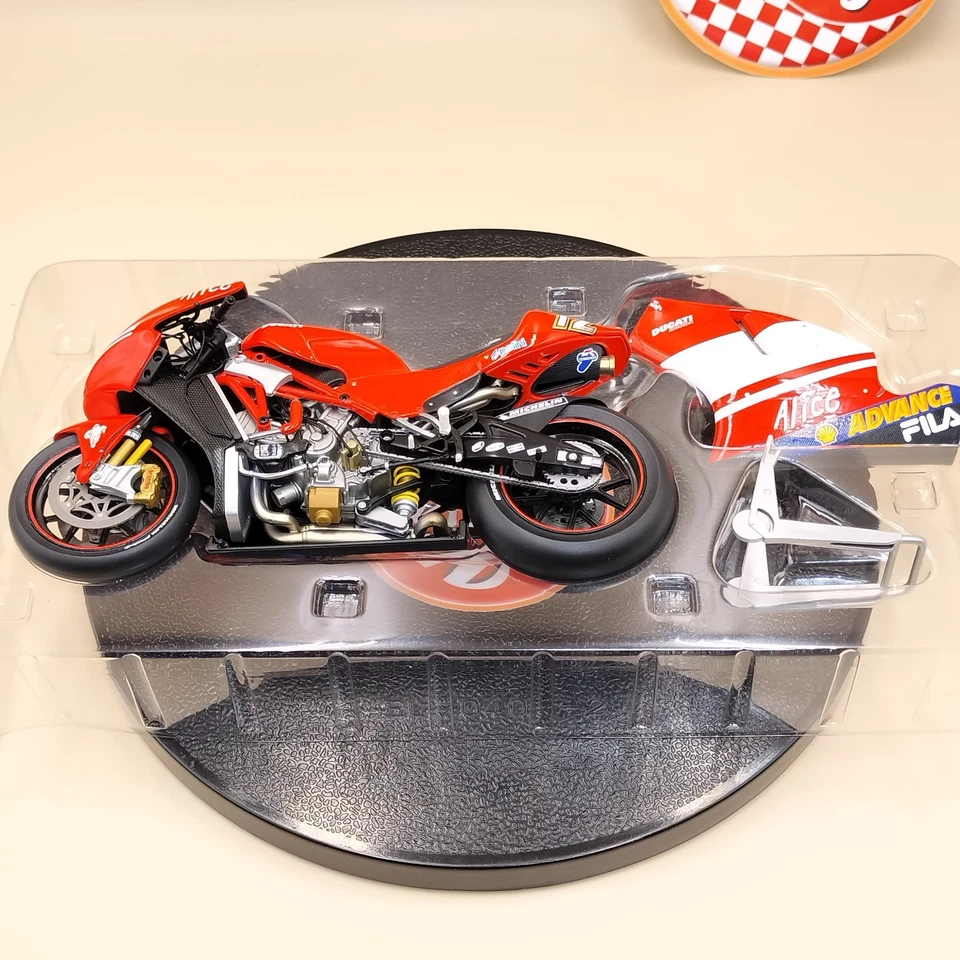 MINICHAMPS 1/12 Ducati Desmosedici MotoGP 2004 Troy Bayliss 122040012 - Image 3 of 4