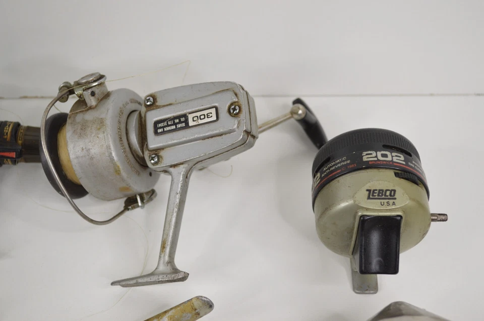 Lot of 14 Fishing Reels FOR PARTS OR REPAIR Pflueger Daiwa Shakespeare Shimano - Image 3 of 4