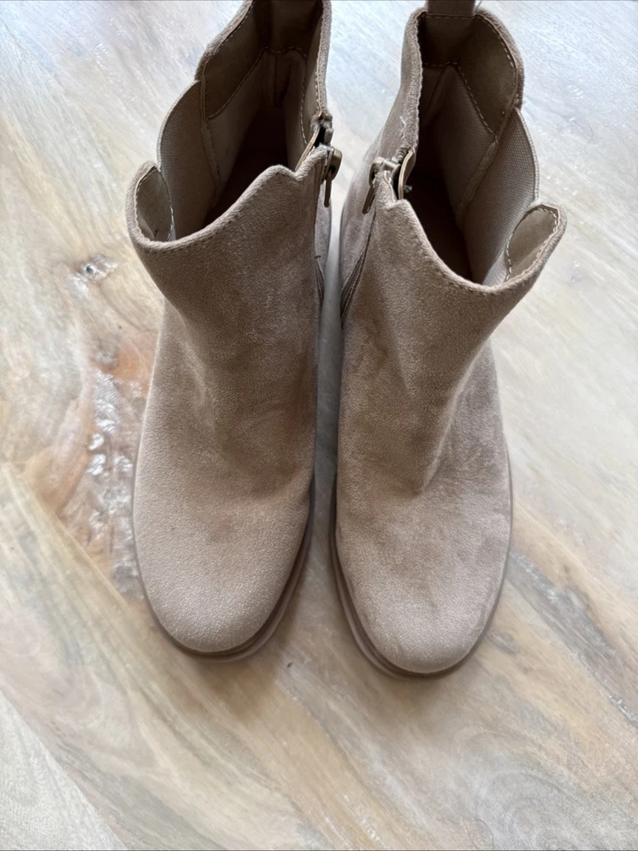 Youth Girl shoes Boot size 5 Madden Girl Beige Suede Chunky Sole Lug Fall - Image 4 of 4