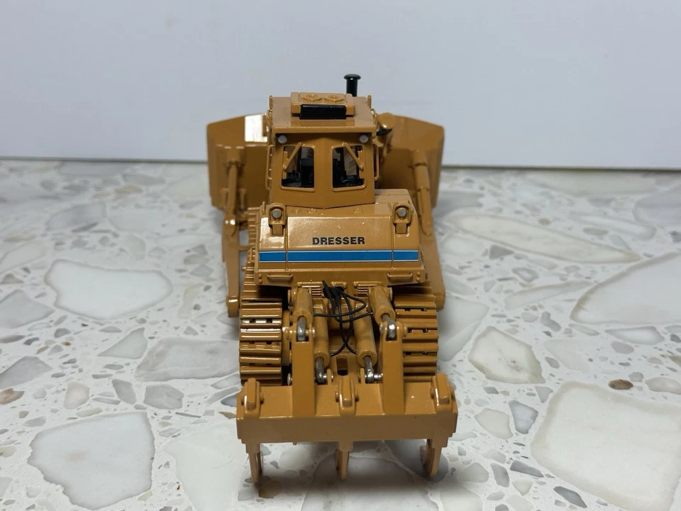 Classic Construction Models CCM Dresser TD-40B 1:48 Die-Cast Dozer – Used - Image 2 of 4