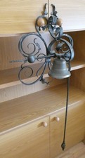 &auml;ltere T&uuml;rglocke-Ziehglocke  mit  Schmiedeeisen-Halterung und Zugstange