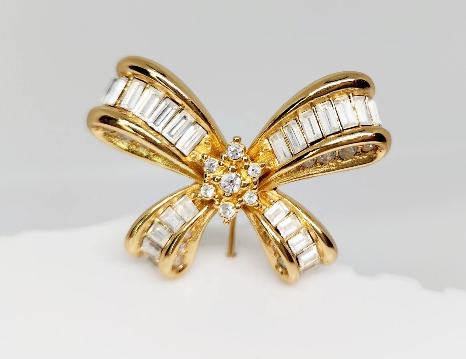 Broche épingle chapeau vintage signée Christian Dior ton or nœud fleur bâton