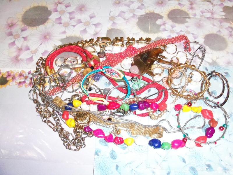 Unsearched Unknown Mystery Estate Junk Drawer Assorted Jewlery Lot ~ ( 18R )