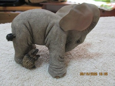 Tuskers Elephant Figurine 90773 Henry - ''I Spy''