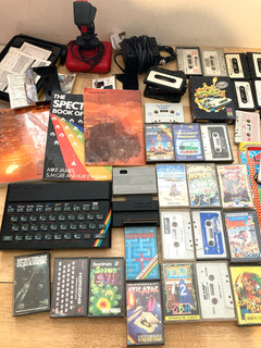 Vintage Sinclair ZX Spectrum Computer und Spiele Sammlung