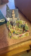 Lilliput Lane Cottage "Secret Garden" Masterpiece Sculpture Figurine Multicolor