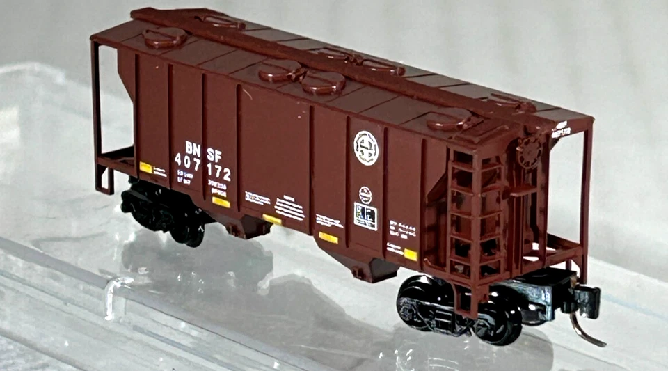 MICRO-TRAINS Z SC 2-BAY COVERED HOPPER CAR BNSF 53100262 - Image 2 of 3