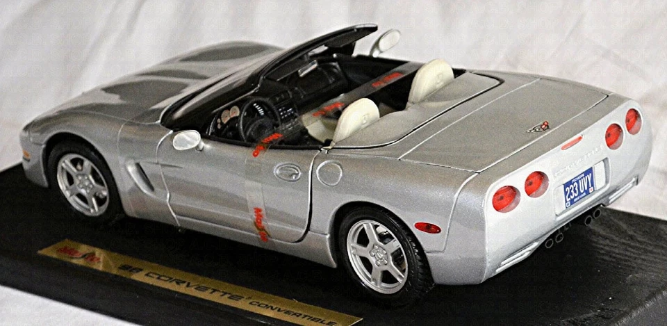 Chevrolet Corvette C5 Convertible 1997-2004 Plata Metálica 1:18 Maisto 50317 - Imagen 4 de 4