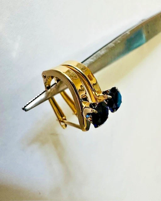 Pendientes redondos de zafiro de oro amarillo de 14K Estate Foto 3 de 4