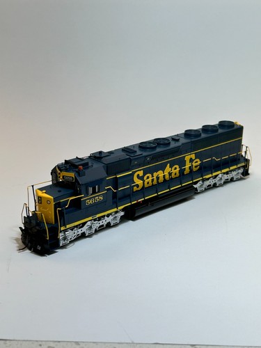 LOCOMOTORA ATHEARN GENESIS HO CON SONIDO EMD SD45-2 PINTADA PARA SF (ATSF) 5658 | Condition: New